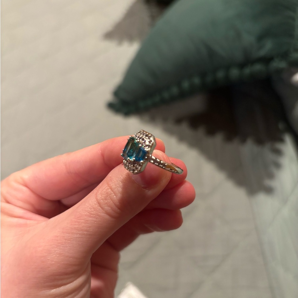 Size 5-6 - Picture 2 of 2